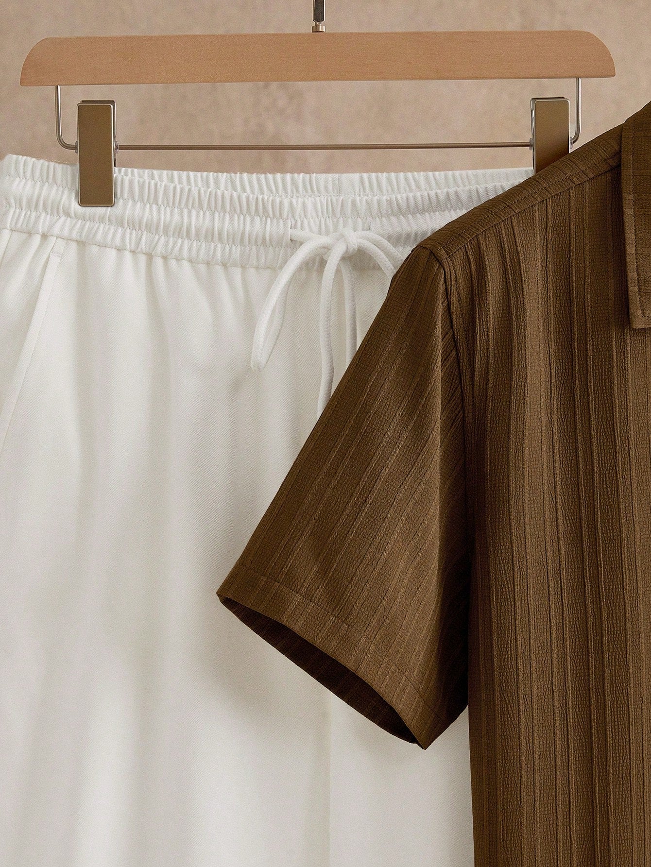 Ensemble Décontracté Chic – Chemise Col Cubain & Pantalon Tissé