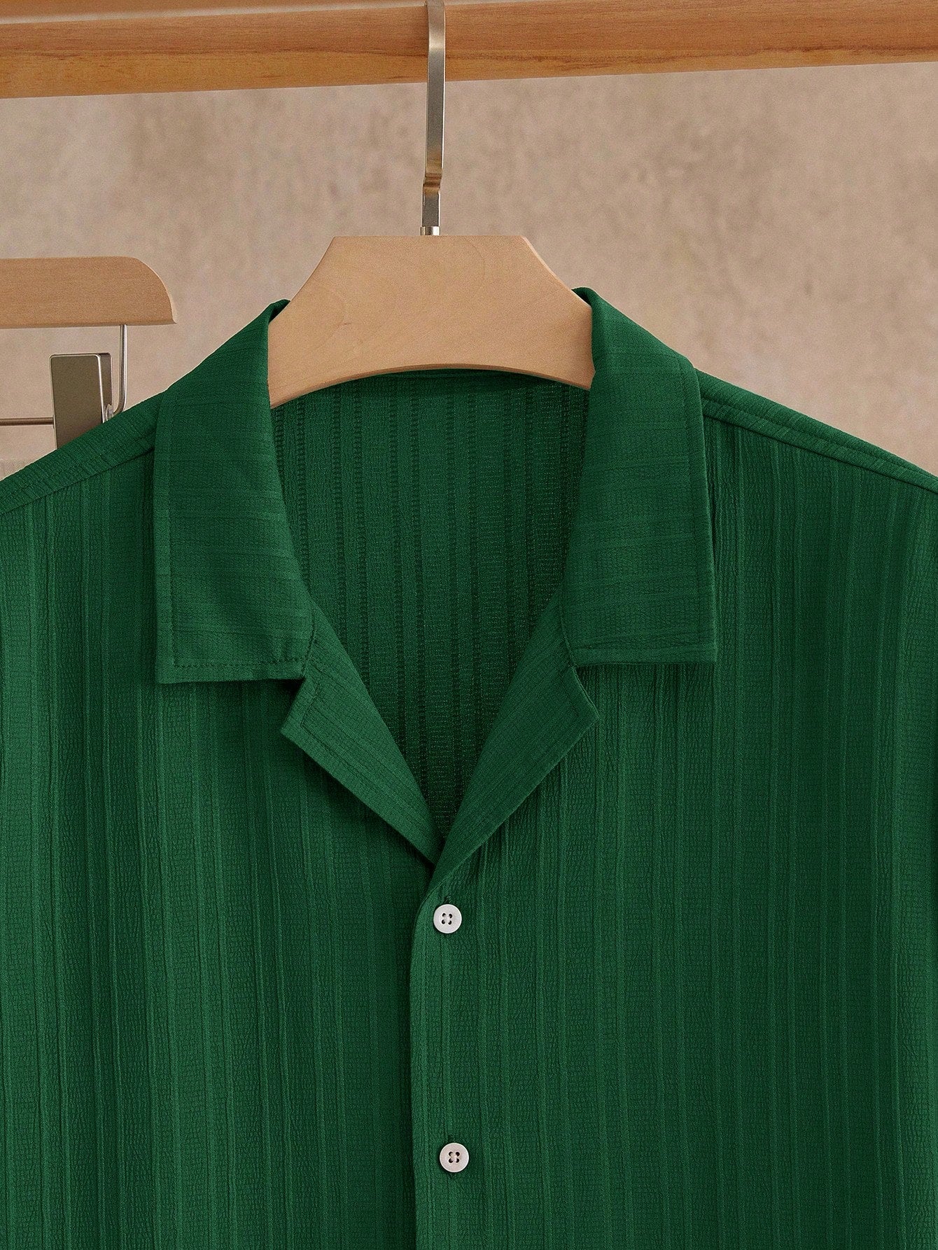 Ensemble Décontracté Chic – Chemise Col Cubain & Pantalon Tissé